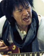 画像は、もんたよしのりの写真です。