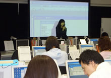 写真は、職業訓練の様子です。 画像は、職業訓練の写真。