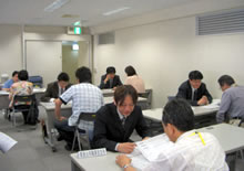 写真は、就職相談の様子です。 画像は、就職相談の写真。